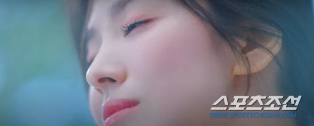 Xuất hiện chớp nhoáng trong đoạn quảng cáo nhỏ, Song Hye Kyo vẫn gây sốt với nhan sắc ‘siêu thực’, khiến bao người ngưỡng mộ với vẻ đẹp nhẹ nhàng, thanh lịch - Ảnh 1